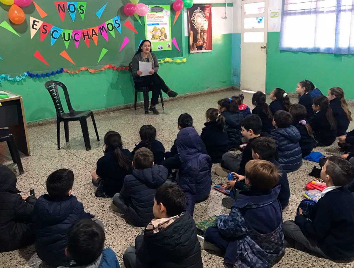 Estudiantes en clase de inglés