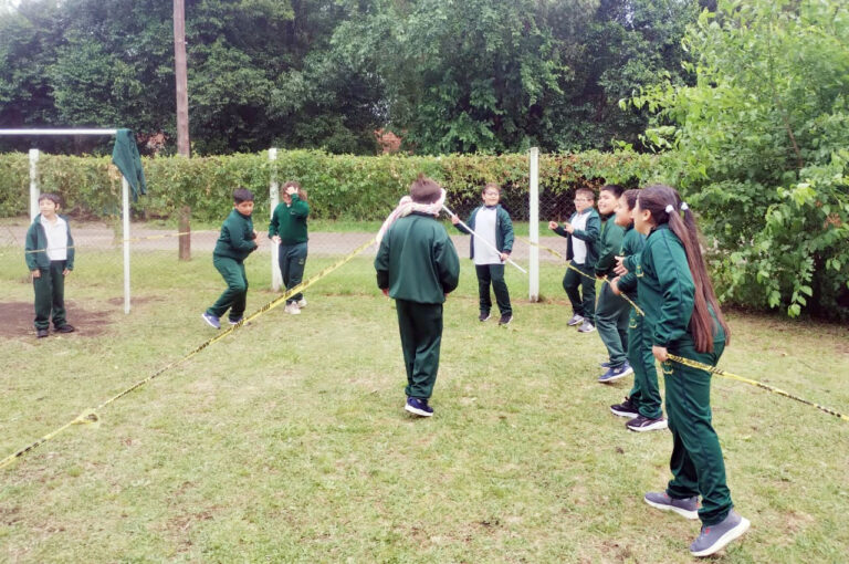 Alumnos en campo de deportes